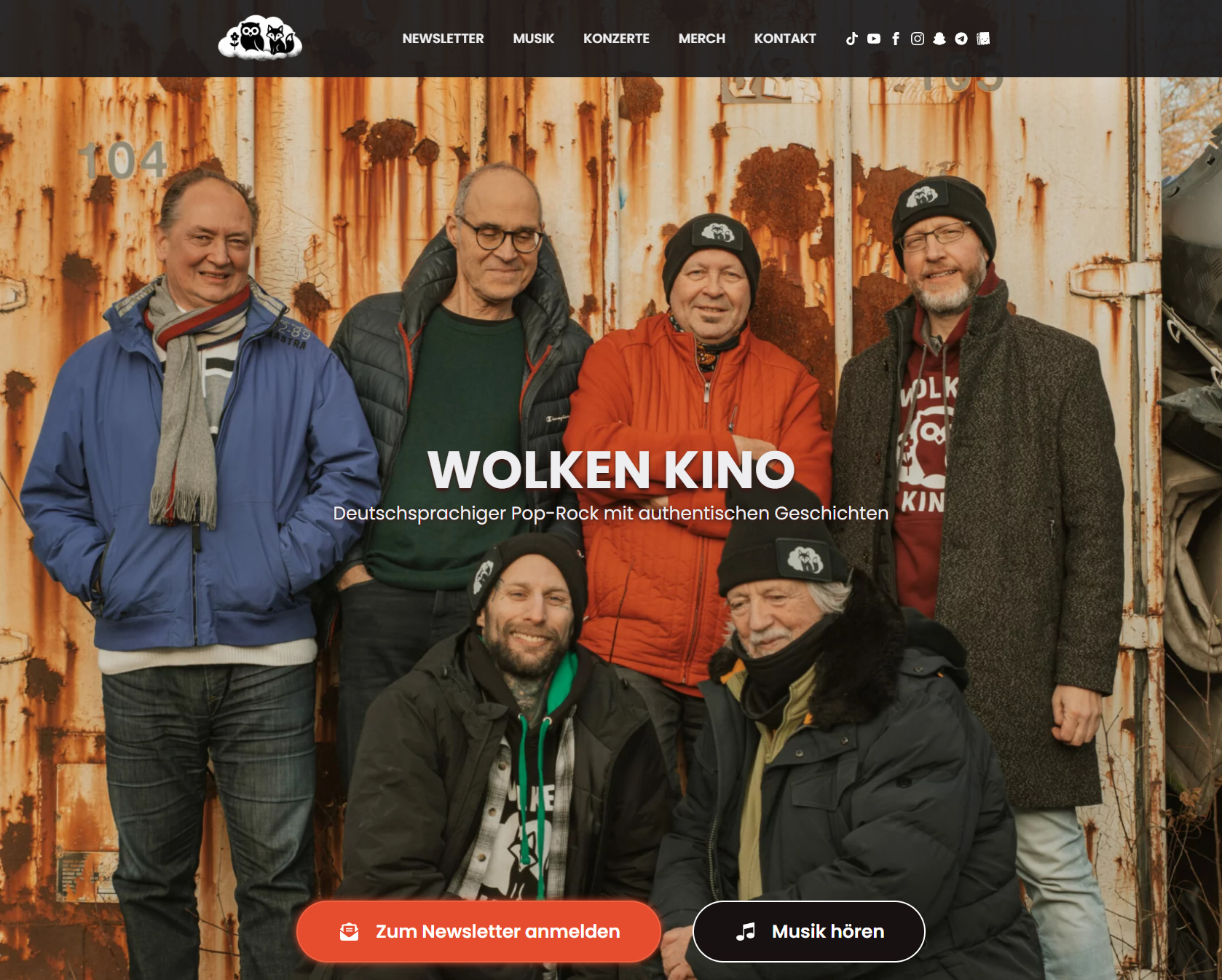 Startseite der Bandwebsite für Wolken Kino mit prominent platzierter Newsletter-Anmeldung und Button für den Musik-Player
